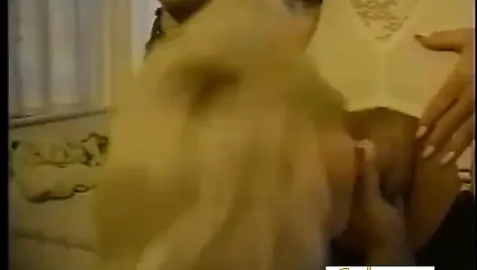 Kadın egemenliği kölesini sert sikmeden önce makyaj yapıyor