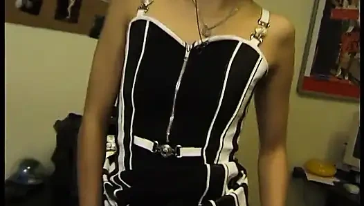 Очень сексуальная брюнетка сосет член и ее трахают раком в видео от первого лица