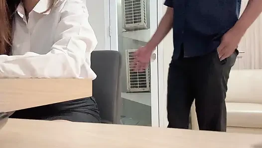 Stajyer kız işe alınmak için patronuna hizmet etmeye istekli