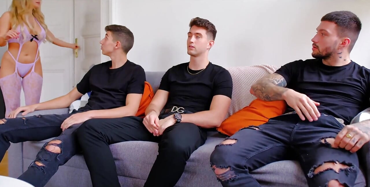 Sex în grup sălbatic! Tru Kait îndrăznește să ia două pule în pizda ei!