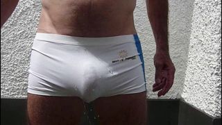 Pantaloni scurți albi umezi din spandex