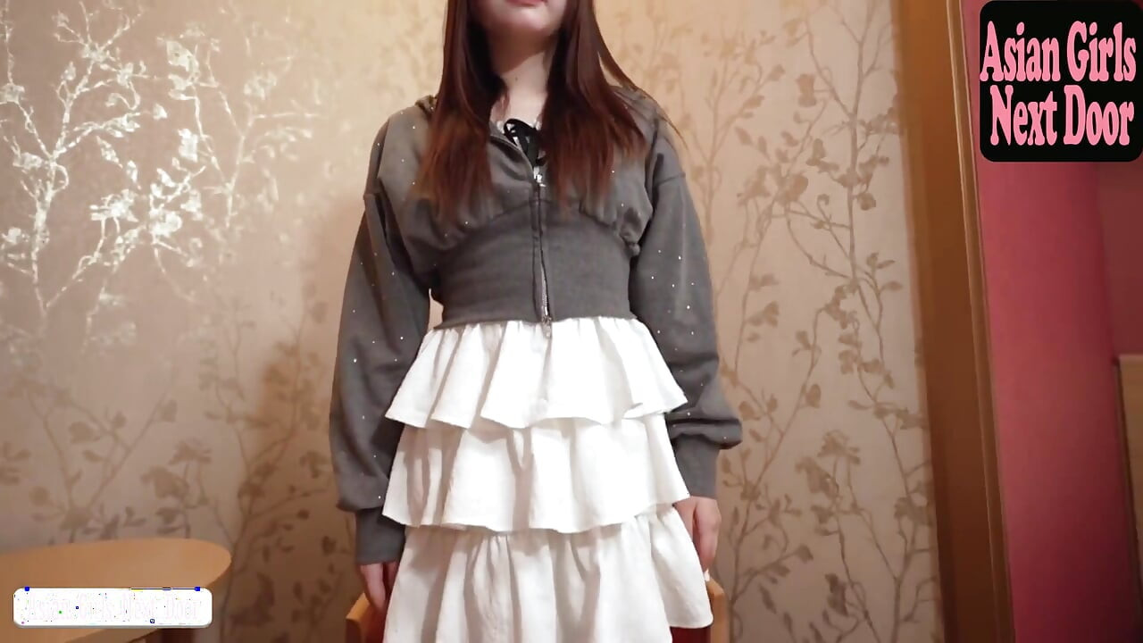 Cute Amateur Girl Arrives in Mini Skirt Even in Winter, Soft Charm and Playful Allure Steal Attention Instantly