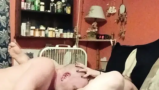 Boşalana kadar bana oral seks yapıyor ve devam ediyor