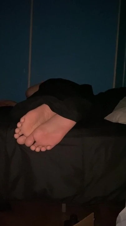 Tossing and turning my feet in bed (S13)
