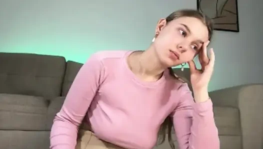 Jucielussie büyük dildo ile sert anal sikişiyor