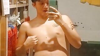Asiatique, une adolescente gay se branle Il gémit et aste son propre sperme