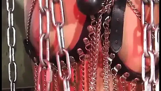 Birkaç ateşli güzel kız ıslak deliklerine tek başına yarak alıyor