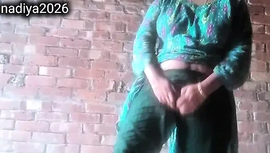 Istriku berhubungan seks di rumah.