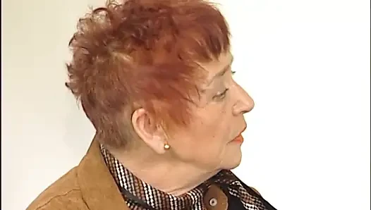 Kızıl saçlı nine amını parmaklatıyor