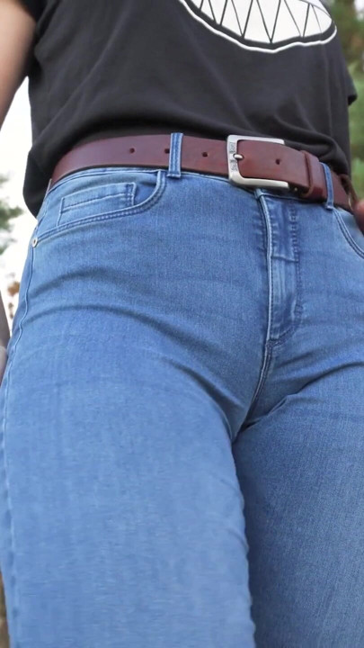 Stepsis driller Cameltoe Fisse I Blå Jeans Udendørs | Klip 1