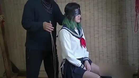 Xr65-seorang gadis berseragam sekolah kakinya digelitik.