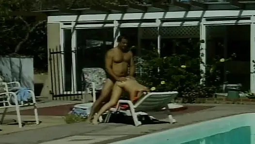 Gesichtsbesamung für ein heißes blondes schätzchen am pool