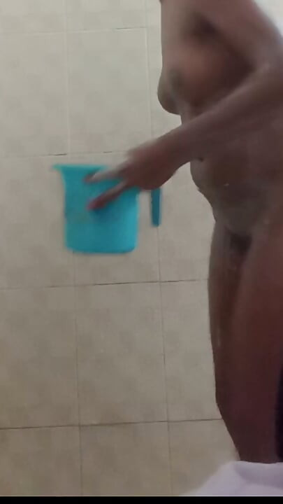 Apne best friend ke SAT ghumne gayi thi bathroom ke andar but under magic