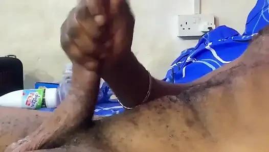 Ateşli formda kıllı vücut ve güzel sert yarak