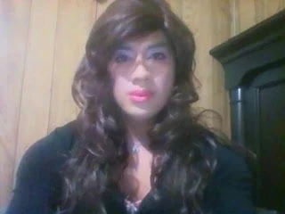 Brunett ladyboy runkar av