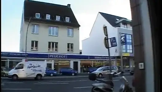 Blondes mädchen bekommt muschi von vielen verschiedenen schwänzen auseinander gerissen