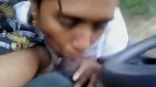 Tamil-meisje zuigen en kussen