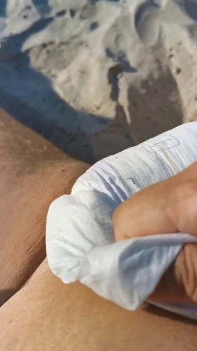 Couche sur une plage publique et masturbation