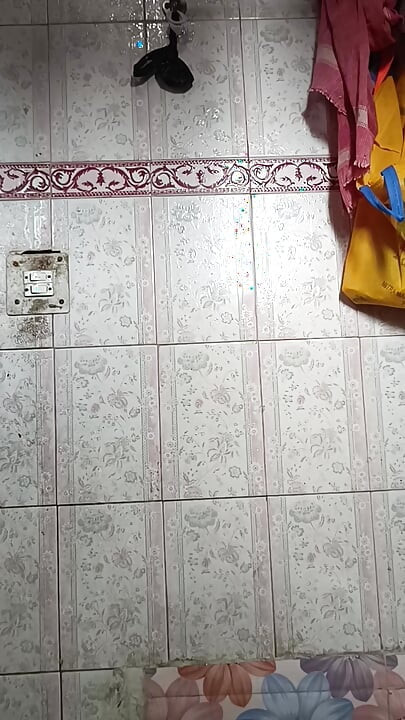 Przystojny spust w bieliźnie i kąpieli podczas jęków