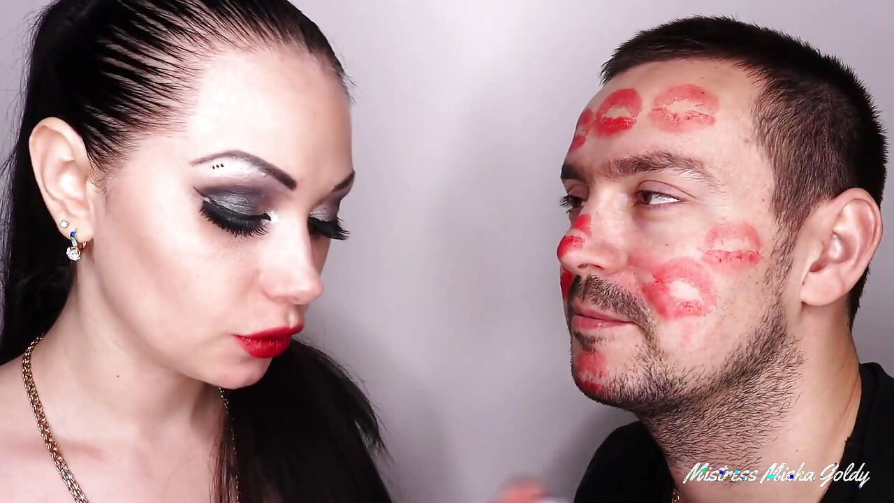 Cobrindo Alex com fortes batom vermelho beija em todo o rosto!