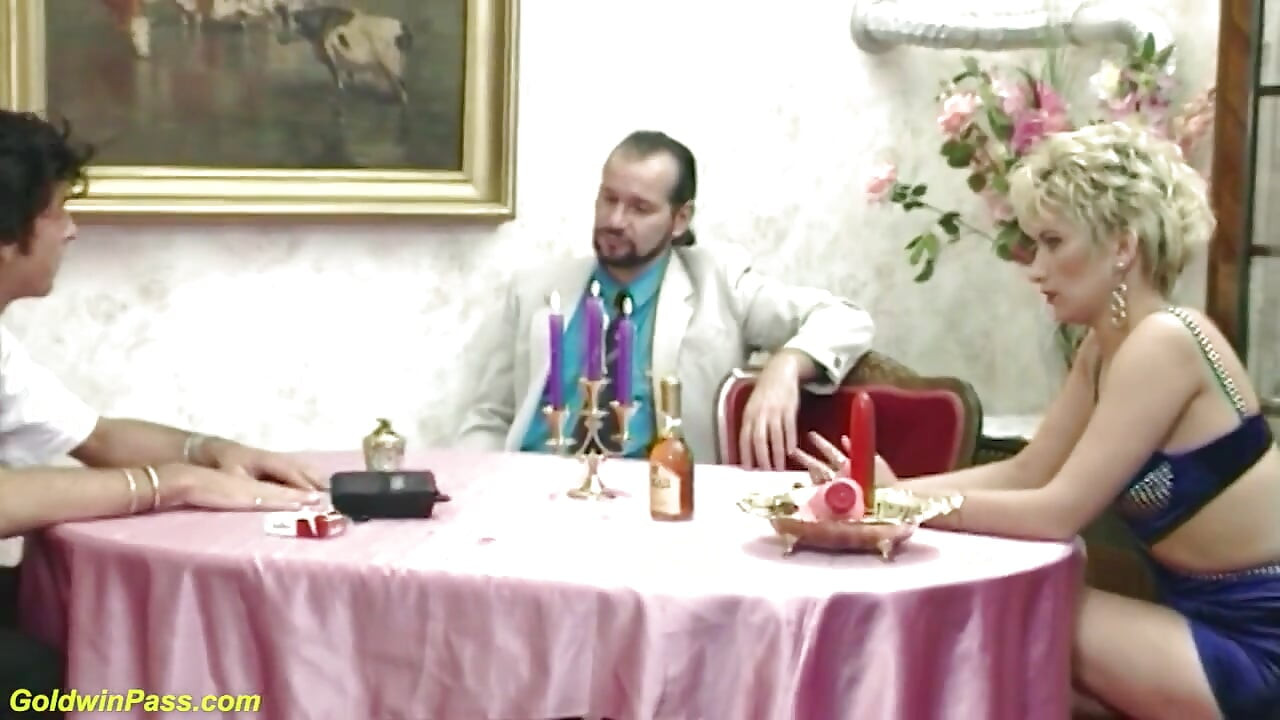 Seksowna przyrodnia siostra dostaje masywną twarz