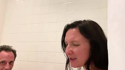 55 m fotoğrafçım onu banyoda baştan çıkardıktan sonra üzerime boşaldı. Beni iyi sikiyor!