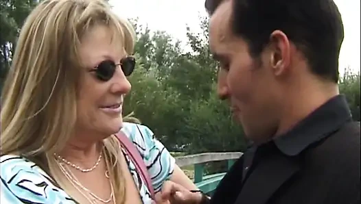 Olgun sarışın orta yaşlı seksi kadın vahşi çamaşır odasında sikiliyor