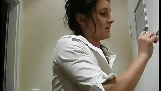 Remaja pemalu nyepong dan fingering memeknya yang berharga