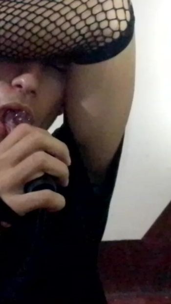 Femboy met un préservatif avec la bouche