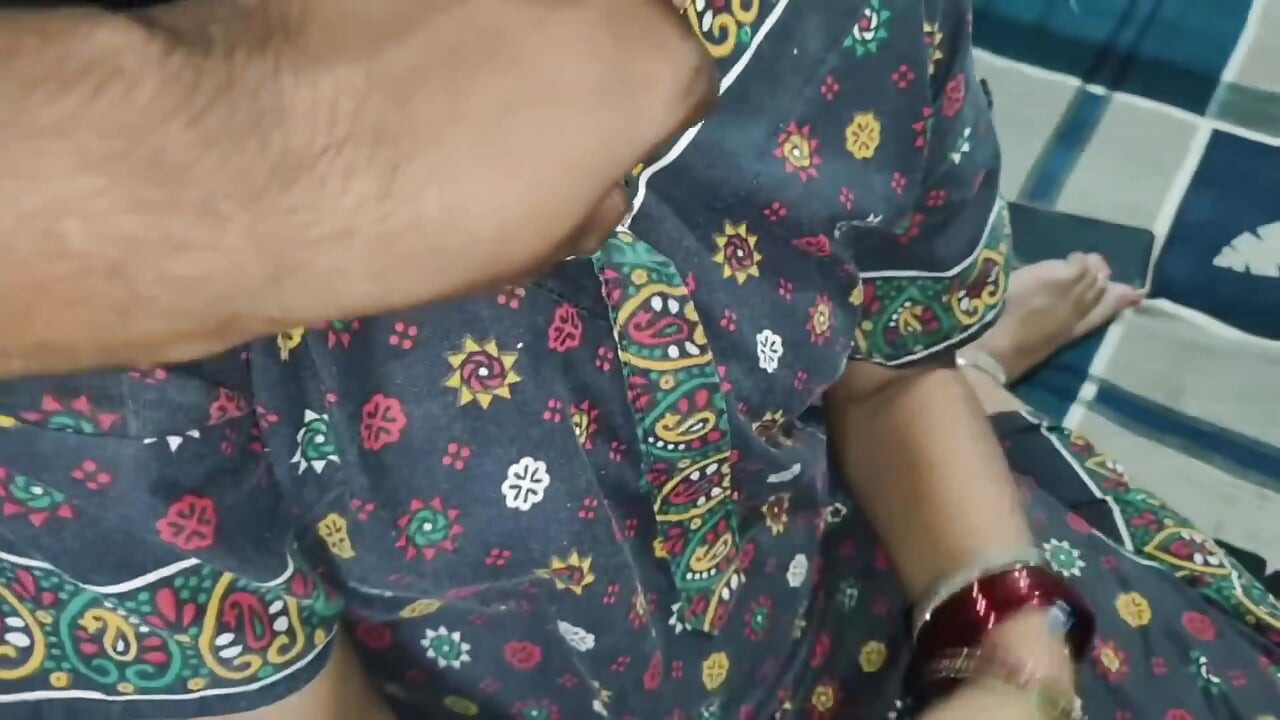 Bini India menghisap batang sehingga pancutan mani dalam mulut