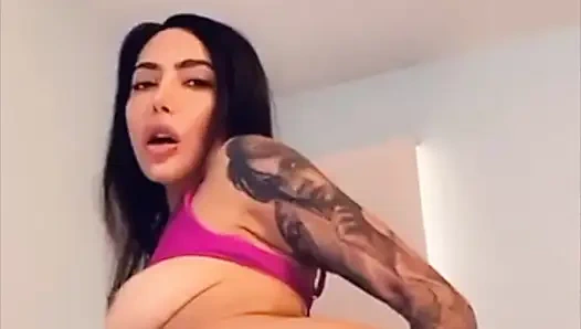 Lela Star edepsizce konuşurken küçük göt deliğine masaj yaptıktan sonra amına mastürbasyon yapıyor