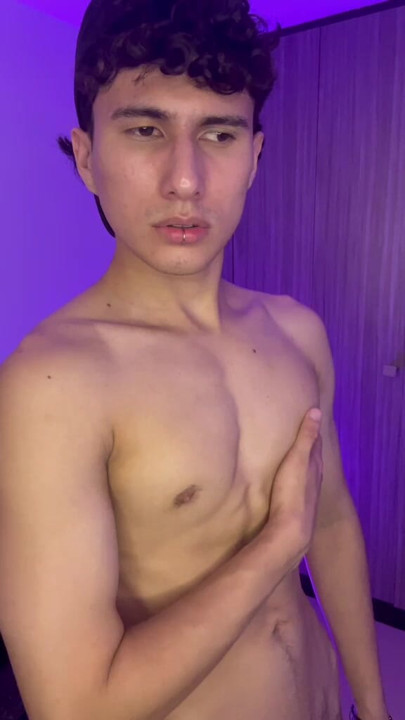 젊고 큰 에너지와 좋은 엉덩이를 과시하고자