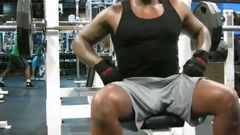 Jc zeigt im Fitnessstudio Schwanzdruck