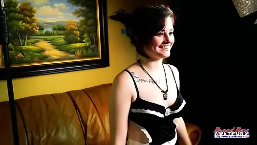 Seksi mürekkepli esmer Marcie oyuncaklarla oynuyor!