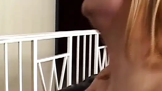 Cewek pirang berpengalaman nyepong kontol besar dengan intensitas drooling