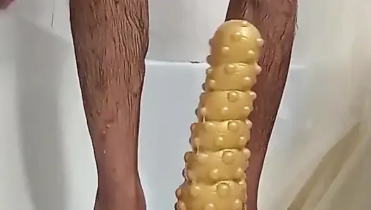 Büyük bir dildo anal deliğimi genişletiyor