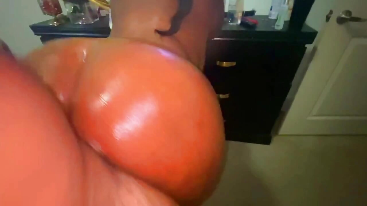 Попка безумно подпрыгивает на хуе