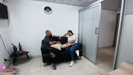 En iyi arkadaşım bana güzel bir masaj yapıyor ama gerçekten ateşli oluyor ve sonunda onu sikiyorum - tam hikaye - tam hikaye - porno