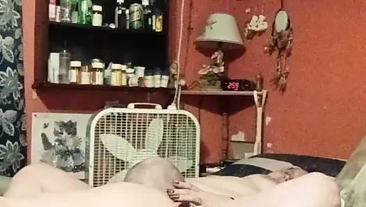 Boşalana kadar bana oral seks yapıyor ve devam ediyor