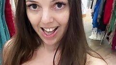 Frech, solo, öffentliche MILF xlilyflowersx zeigt Titten und Muschi, während sie sich im Einkaufszentrum anprobieren