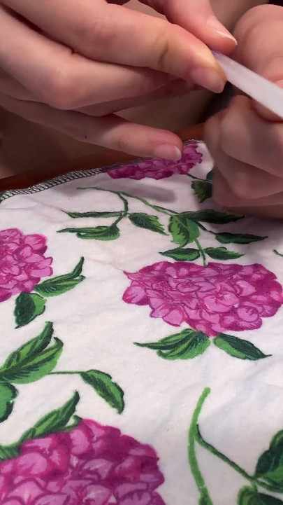 Handen close-up: In depot nemen, buffing, ringen passen