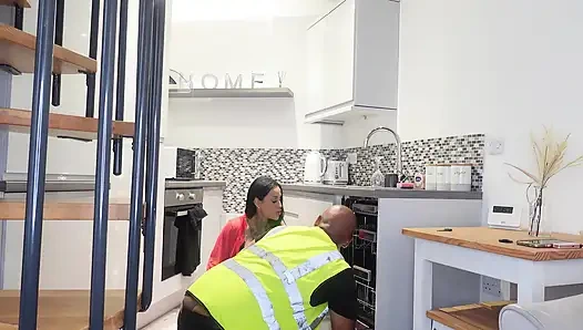 Мисс Грубо трахает военнослужащий с большим черным членом