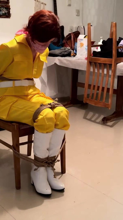 Kiefer-fallender moment von "April O'neil cosplayer chairtied"