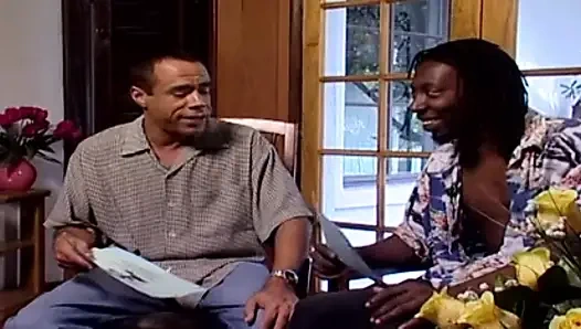 Siyah çift bahçede büyük götlü amcık yalıyor