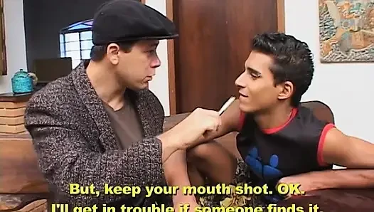 Kötü öğrenci Leonardo Carioca öğretmeni Allan Santos'a matematik testini yeniden yazması için yalvarıyor