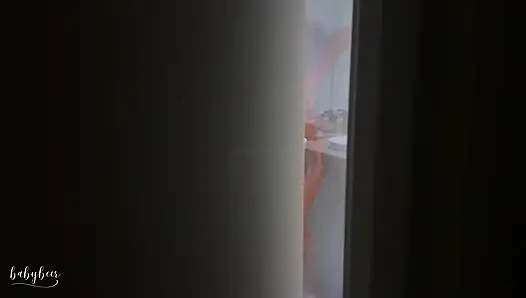 Meine Sexy Mitbewohnerin Erwischt Mich, Wie Ich Sie Unter Der Dusche Beobachte, Und Bittet Mich an, Sie Wild Zu Ficken