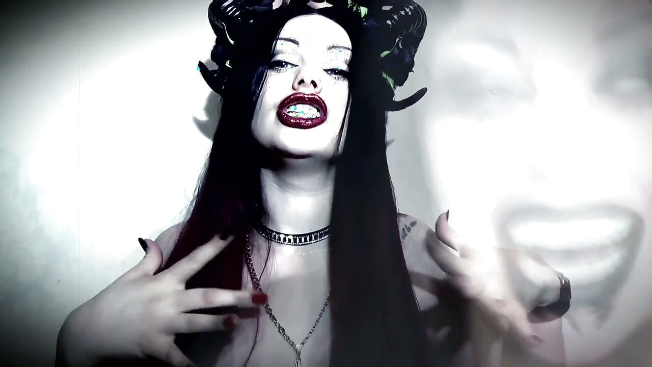 Mes lèvres séduisantes - c’est une porte à l’enfer ! Fétiche de dévorer !
