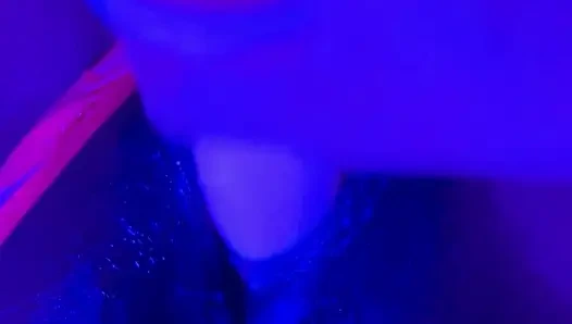 Ebenholzgöttin leckt: Neon-tanga &dildo-squirting