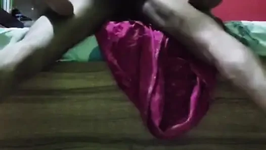 Hintli orta yaşlı seksi teyze büyük Hintli yarakla sert sikişiyor
