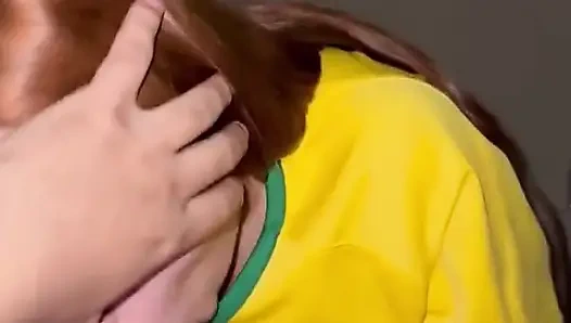 Genç adam penis emiyor ve zevkle çığlık atan sevgilisine biniyor